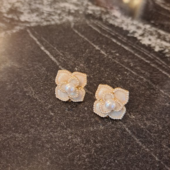 White flower earrings - Picture 4 of 8